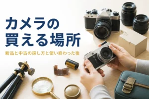 小さなミニカメラとフィルムカメラが机に並んでいる様子