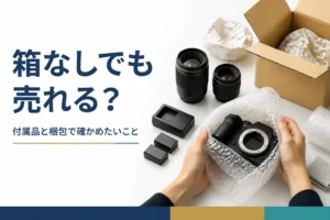 元箱の無いミラーレスと交換レンズを無地の段ボール箱に梱包している様子