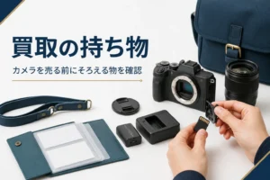 カメラと付属品と書類をそろえてメモリーカードを抜く手元