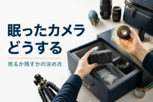 しまったままのミラーレスカメラを取り出して状態を見ている様子